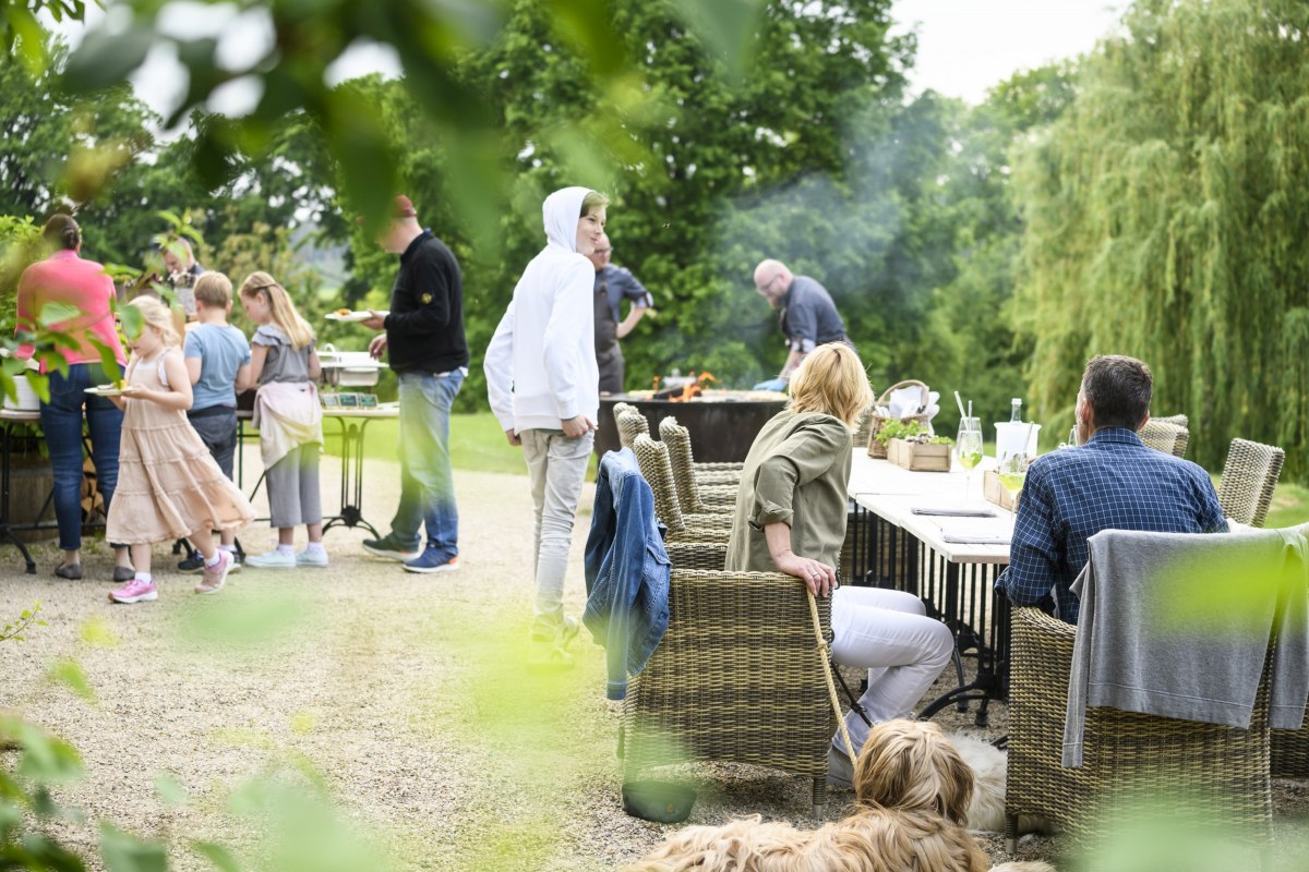 Gem&uuml;tlicher Brunch auf der Restaurant-Terrasse Schloss Kaarz // &copy; Schloss Kaarz / Stefan von Stengel