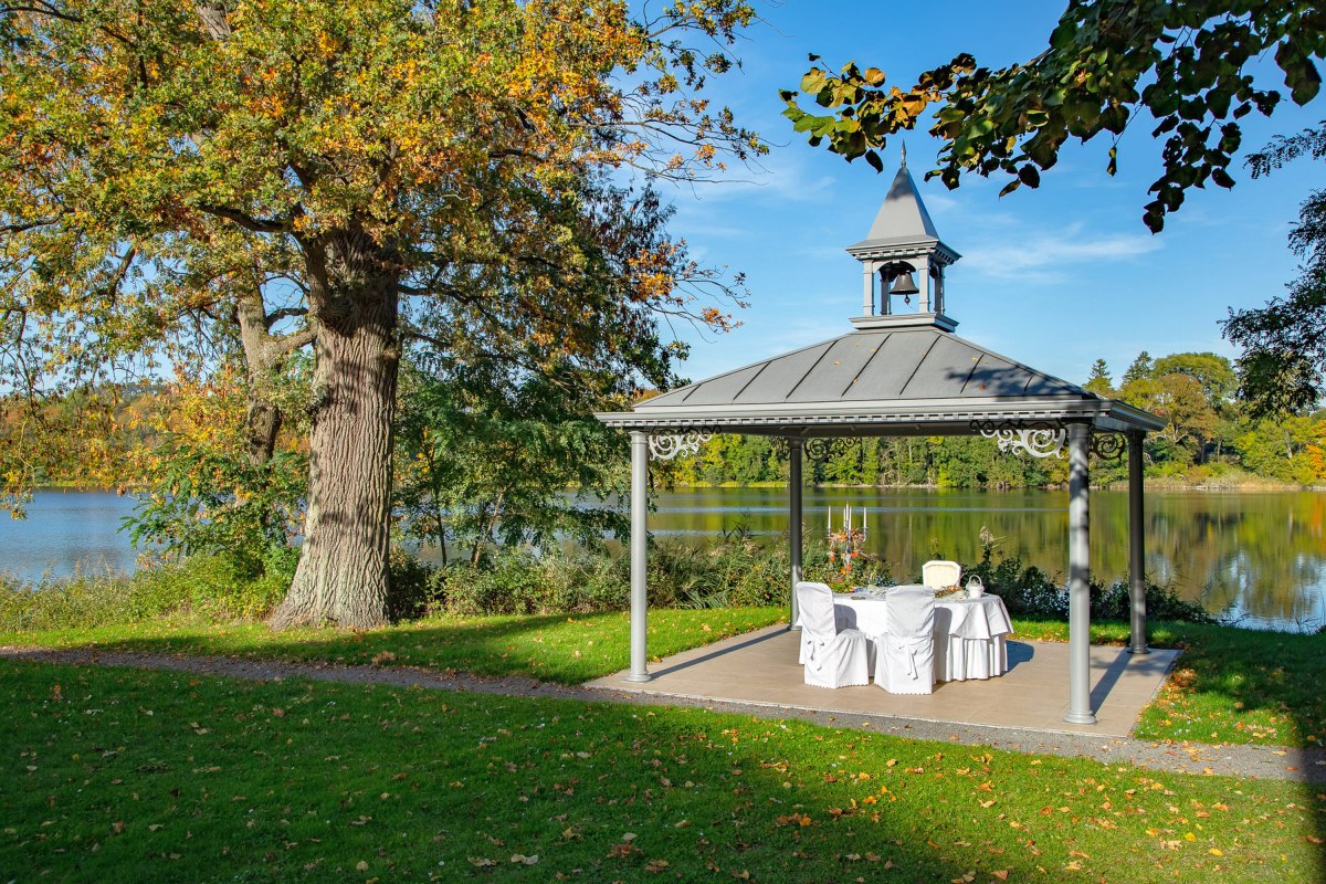 Prachtig uitzicht: burgerlijke huwelijksceremonie direct aan het Haussee meer mogelijk // &copy; Seeschloss Schorssow