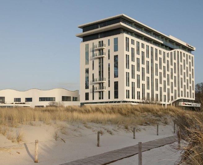 Buitenaanzicht van de a-ja Warnemünde. Het resort. // © a-ja Resort Warnemünde Buitenaanzicht van de a-ja Warnemünde. Het resort. // © a-ja Resort Warnemünde