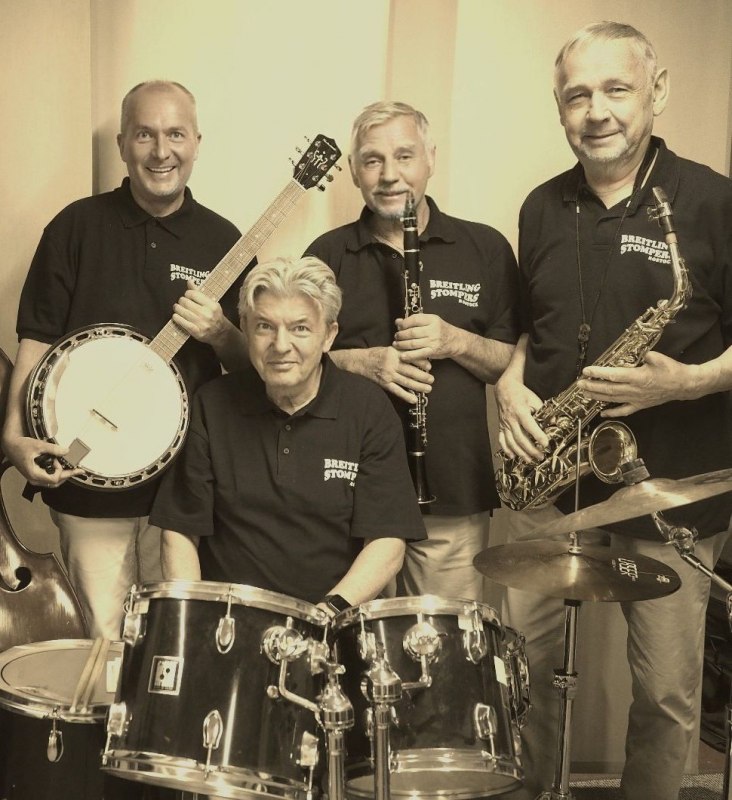 &copy; Breitling Stompers