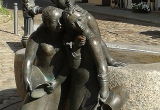 M&auml;dchenbrunnen F&auml;hrstra&szlig;e Ecke Schillstra&szlig;e, &copy; Renate Keitmann