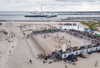Die Strand Arena Warnem&uuml;nde beim Battle The Beach aus der Luft. Die Wettkampfarena beim Functional Fitness Event. // &copy; Sebastian Hugo Scholz-Witzel