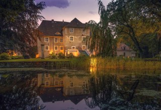 Wasserschloss Mellenthin in der D&auml;mmerung // &copy; Wasserschloss Mellenthin