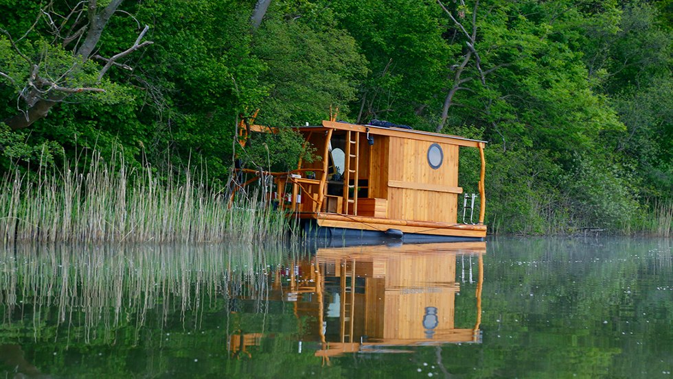 Mit dem Floß in einer Bucht zwischen Kleinzerlang und Rheinsberg ankern // © MV-T Mit dem Floß in einer Bucht zwischen Kleinzerlang und Rheinsberg ankern // © MV-T