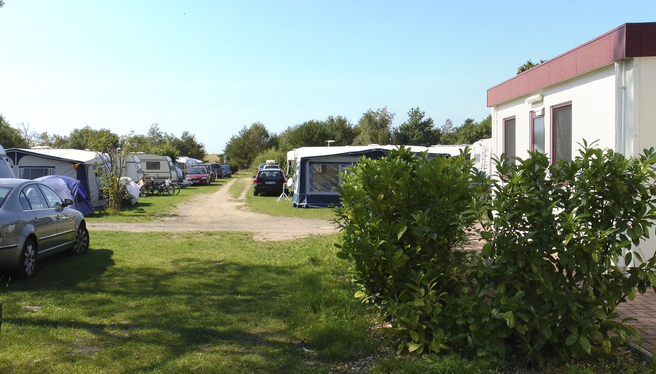 Blick über den Campingplatz zum Strandaufgang, © Camping in Neuhaus Blick über den Campingplatz zum Strandaufgang, © Camping in Neuhaus