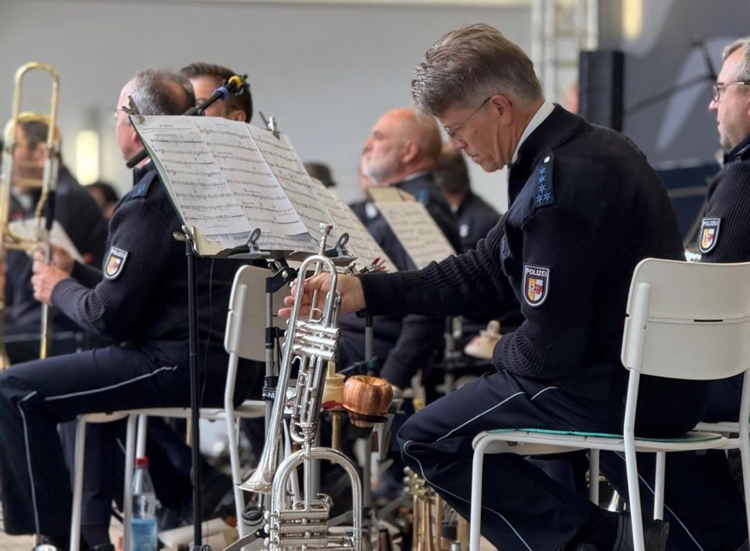 Musiker Landespolizeiorchester M-V in K&uuml;hlungsborn 2025 // &copy; Volksbund