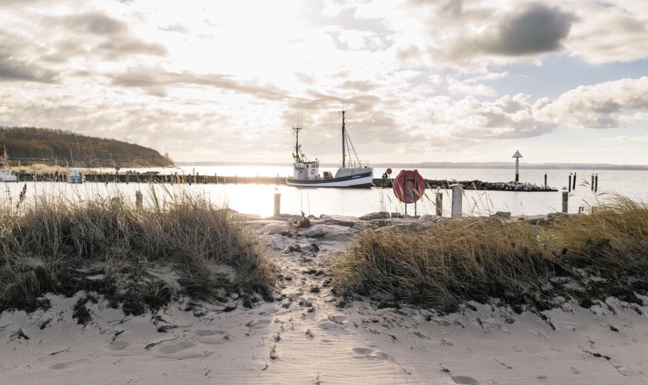 Strandspaziergang mit Blick auf einen in der Ostsee gelegenen Fischkutter im Hafen von Timmendorf auf der Insel Poel., © TMV/Meckel
