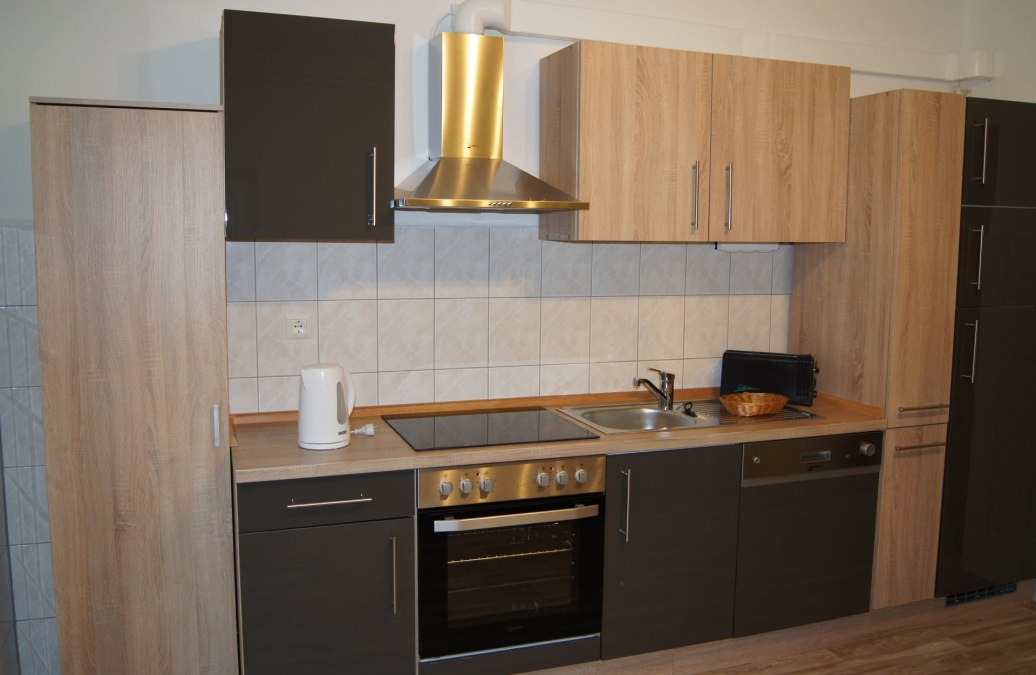 Unsere Küche bietet neben Herd und Kühlschrank auch eine Spühlmaschine, © A. Prager