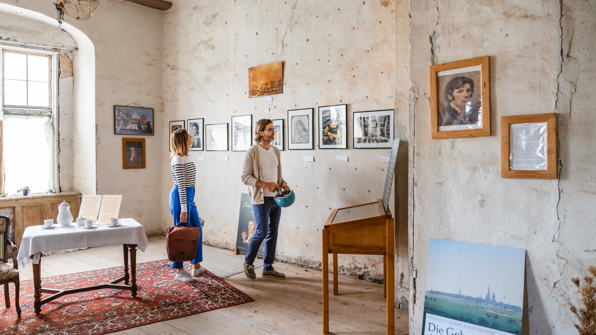 Zwei Personen schlendern durch die Ausstellung im Schloss Ludwigsburg