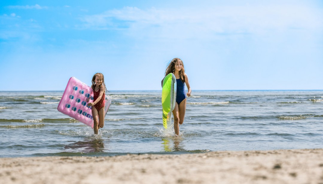 Familienurlaub auf der Insel Usedom. Die Strände hier sind der flach und feinsandig. Ideal für kleine Wassernixen. // © MV-T/Tiemann Familienurlaub auf der Insel Usedom. Die Strände hier sind der flach und feinsandig. Ideal für kleine Wassernixen. // © MV-T/Tiemann