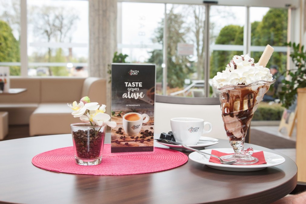 Neben Eis und Kuchen servieren wir Ihnen auch einen leichten Imbiss; im Sommer auch gerne auf der Terrasse zum Haussee, © S. Hommel Neben Eis und Kuchen servieren wir Ihnen auch einen leichten Imbiss; im Sommer auch gerne auf der Terrasse zum Haussee, © S. Hommel