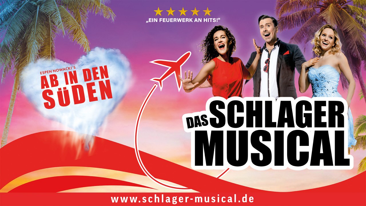 Ein farbenfrohes Werbeplakat für das Musical „Ab in den Süden – Das Schlager Musical“. Vor einem tropischen Hintergrund mit Palmen und Sonnenuntergang sind drei fröhlich singende Personen zu sehen. Ein stilisiertes Flugzeug und der Slogan „Ein Feuerwerk an Hits!“ unterstreichen das sommerliche Urlaubs- und Schlager-Thema. // © LE Agentur Ein farbenfrohes Werbeplakat für das Musical „Ab in den Süden – Das Schlager Musical“. Vor einem tropischen Hintergrund mit Palmen und Sonnenuntergang sind drei fröhlich singende Personen zu sehen. Ein stilisiertes Flugzeug und der Slogan „Ein Feuerwerk an Hits!“ unterstreichen das sommerliche Urlaubs- und Schlager-Thema. // © LE Agentur