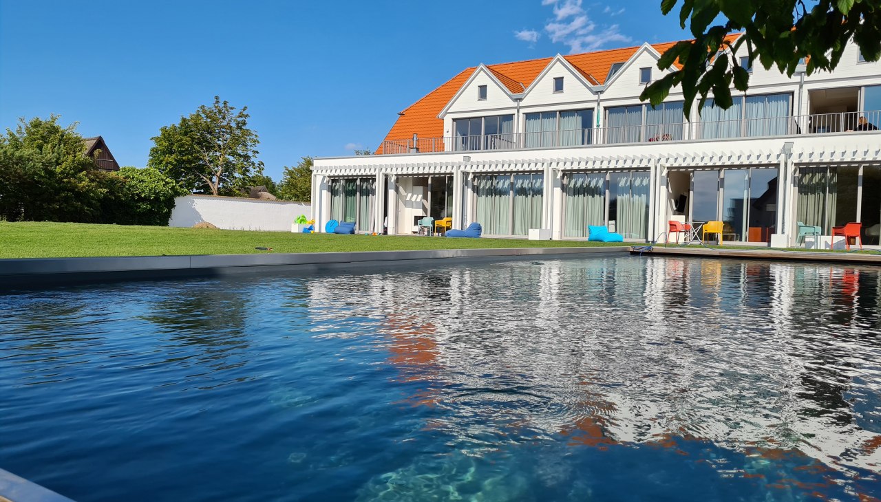 Bio Pool mit Aussenansicht, © Hiddenseezimmer Bio Pool mit Aussenansicht, © Hiddenseezimmer