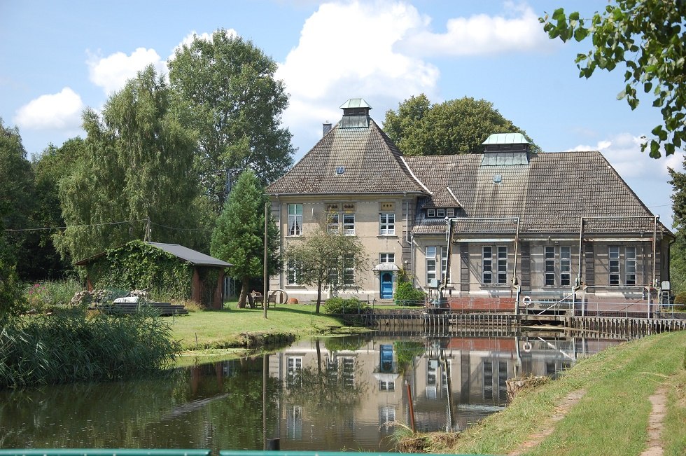 Wasserwanderer kommen zwischen Neustadt und Grabow an der Hechtsforthschleuse vorbei. // © Gabriele Skorupski Wasserwanderer kommen zwischen Neustadt und Grabow an der Hechtsforthschleuse vorbei. // © Gabriele Skorupski