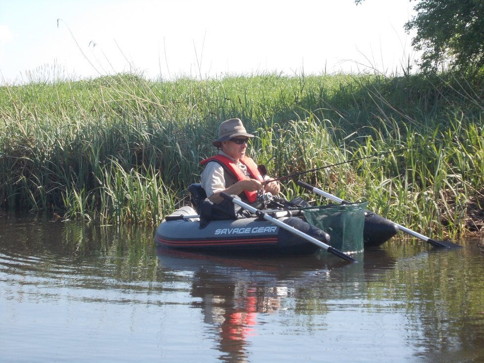 Vissen op de Recknitz met een bellyboot // &copy; Anglerverein "An der Recknitz" Marlow e.V.