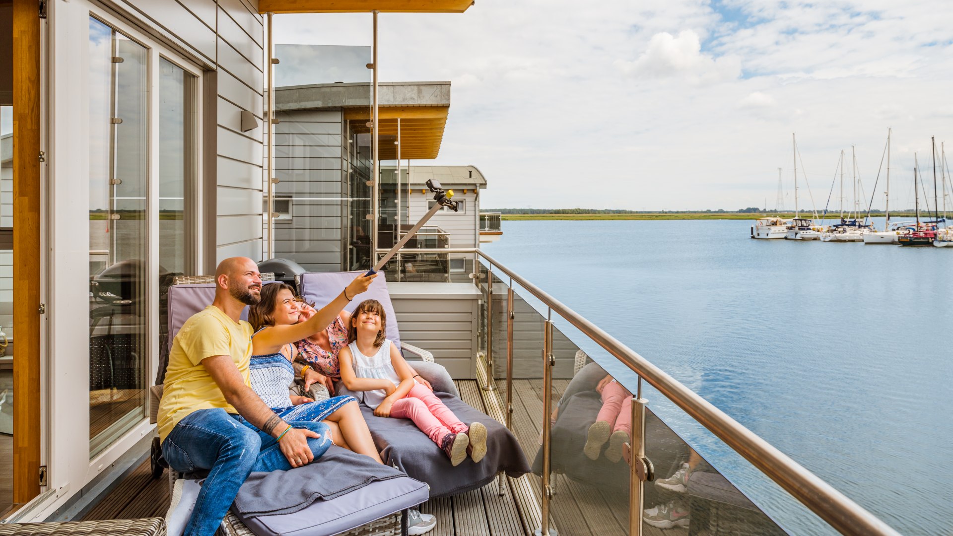 Erst mal ein Selfie! Der Tag beginnt auf dem Balkon des schwimmenden Ferienhauses im Baltic Sea Resort in Kröslin. // © MV-T/Tiemann Erst mal ein Selfie! Der Tag beginnt auf dem Balkon des schwimmenden Ferienhauses im Baltic Sea Resort in Kröslin. // © MV-T/Tiemann