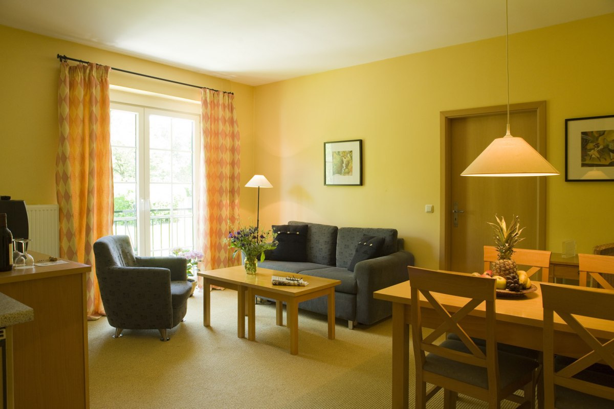 Wohnbereich Ferienwohnung mit Blick in den Garten // © FerienResidenz MüritzPark Wohnbereich Ferienwohnung mit Blick in den Garten // © FerienResidenz MüritzPark