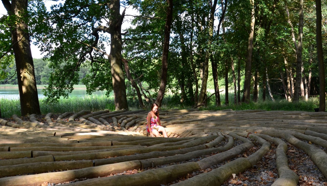 Der Baumstammwirbel l&auml;dt ein den eigenen Weg zur Mitte zu finden, &copy; Kurverwaltung Feldberger Seenlandschaft