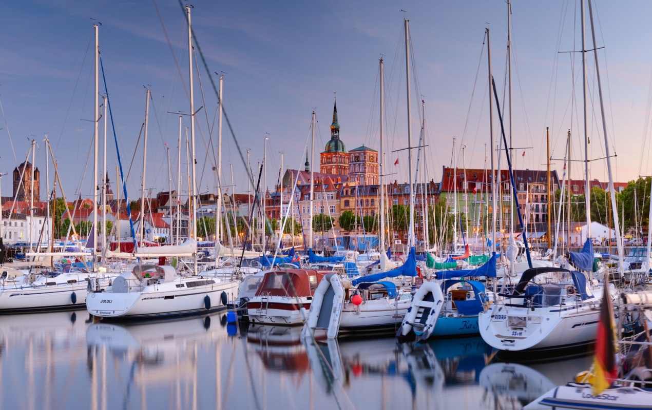 zeelieden in de haven van Stralsund in de avond // © FRANCESCO CAROVILLANO zeelieden in de haven van Stralsund in de avond // © FRANCESCO CAROVILLANO