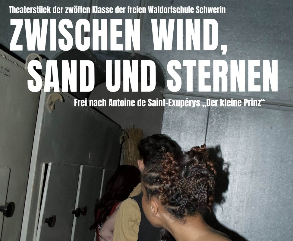 Plakat_Zwischen Wind, Sand und Steinen_Theaterst&uuml;ck der zw&ouml;lften Klasse 2026_Freie Waldorfschule Schwerin // &copy; Freie Waldorfschule Schwerin