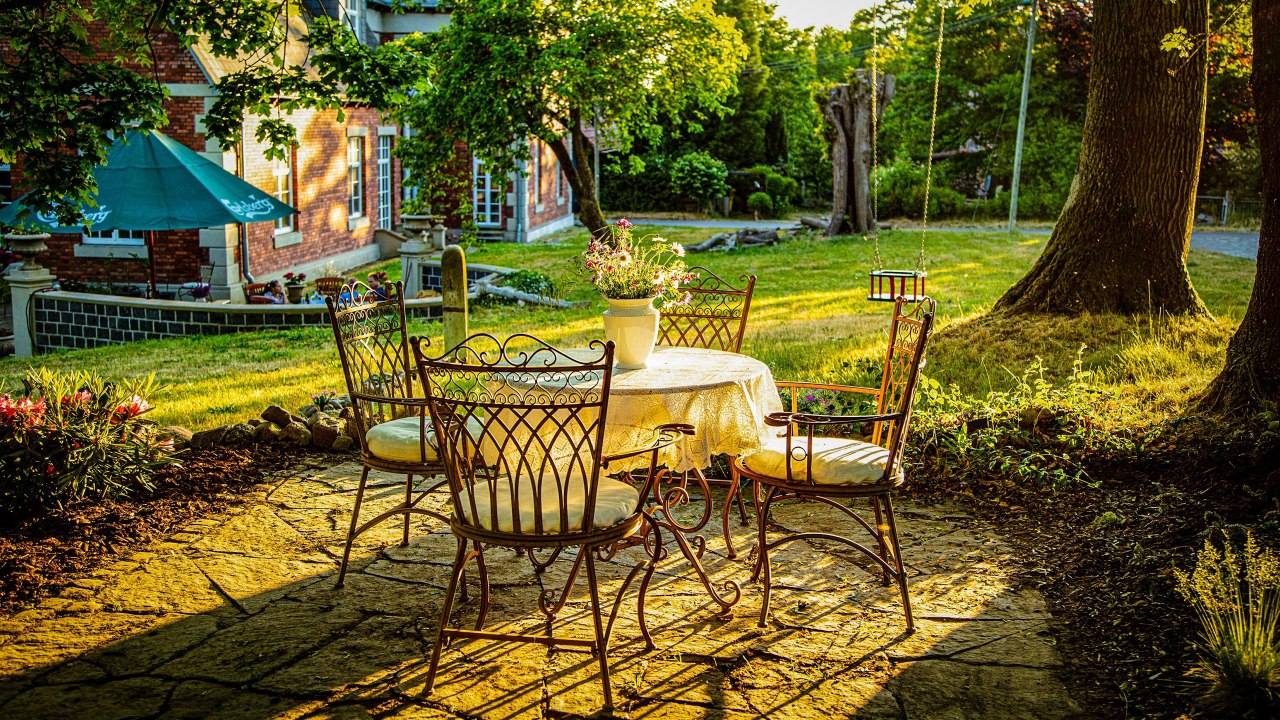 Wie einladend: Gemütliche Sitzecke im Park // © Herrenhaus Brookhusen / T. Paulus Wie einladend: Gemütliche Sitzecke im Park // © Herrenhaus Brookhusen / T. Paulus