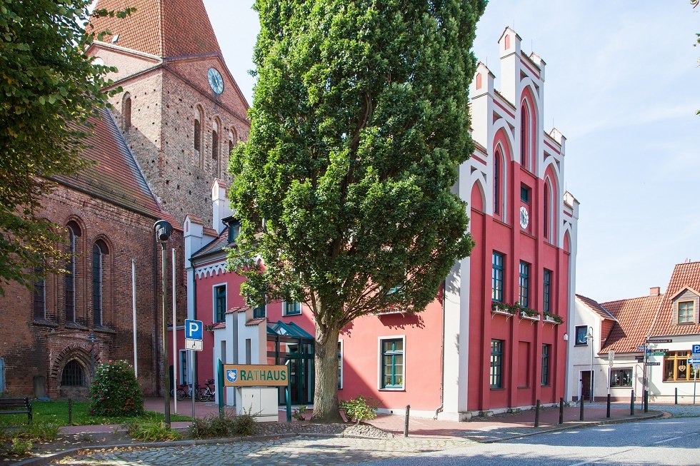 Das Rathaus liegt direkt neben der Kirche. // &copy; Frank Burger