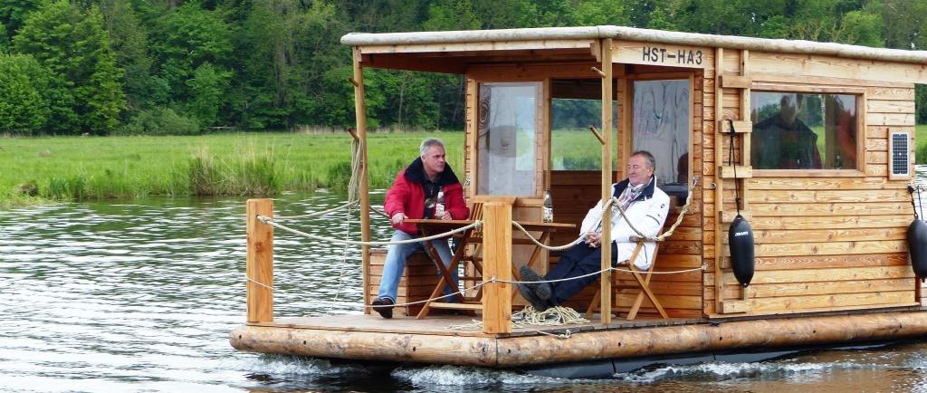 Mit dem Biberfloss auf der Peene // © Walter Oster Mit dem Biberfloss auf der Peene // © Walter Oster