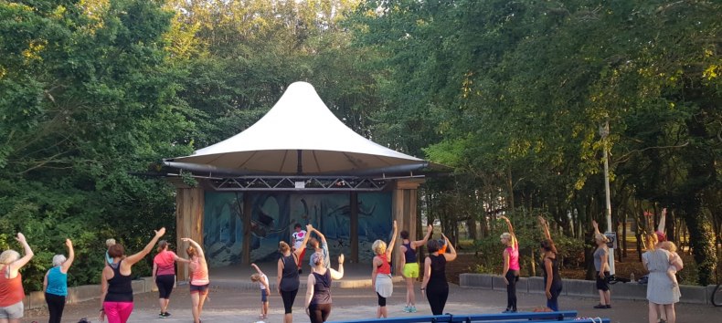 Zumba® mit Bettina Herrmann | Graal-Müritz, © Bettina Herrmann Zumba® mit Bettina Herrmann | Graal-Müritz, © Bettina Herrmann