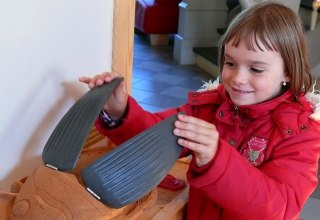 Tastend, h&ouml;rend und sehend kann man Erstaunliches &uuml;ber Fischadler, Hechte und Gelbrandk&auml;fer in der Nationalpark-Information Boek erfahren // &copy; Nationalparkamt M&uuml;ritz