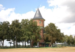 Gut versteckt hinter Bäumen ist der Wasserturm zunächst kaum zu sehen. // © Gabriele Skorupski Gut versteckt hinter Bäumen ist der Wasserturm zunächst kaum zu sehen. // © Gabriele Skorupski