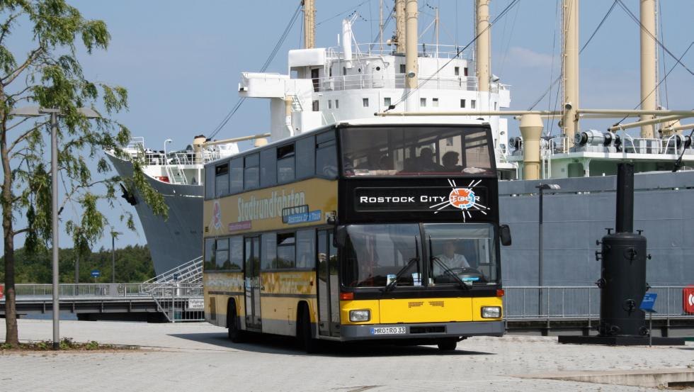 Doppeldeckerbus vor dem Schiffbau- und Schifffahrtsmuseum im IGA Park, © Rostock City Tour Doppeldeckerbus vor dem Schiffbau- und Schifffahrtsmuseum im IGA Park, © Rostock City Tour