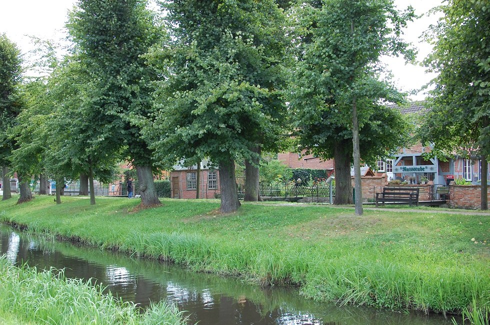Der mittlere Wall mit seinen beiden Gr&auml;ben umschlie&szlig;t die historische Altstadt., &copy; Gabriele Skorupski