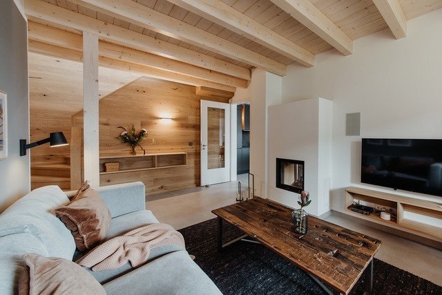 Genie&szlig;e die hochwertige Ausstattung mit Kamin im schlichten Design. // &copy; Ulrike Gerasch/Elena Kr&auml;mer