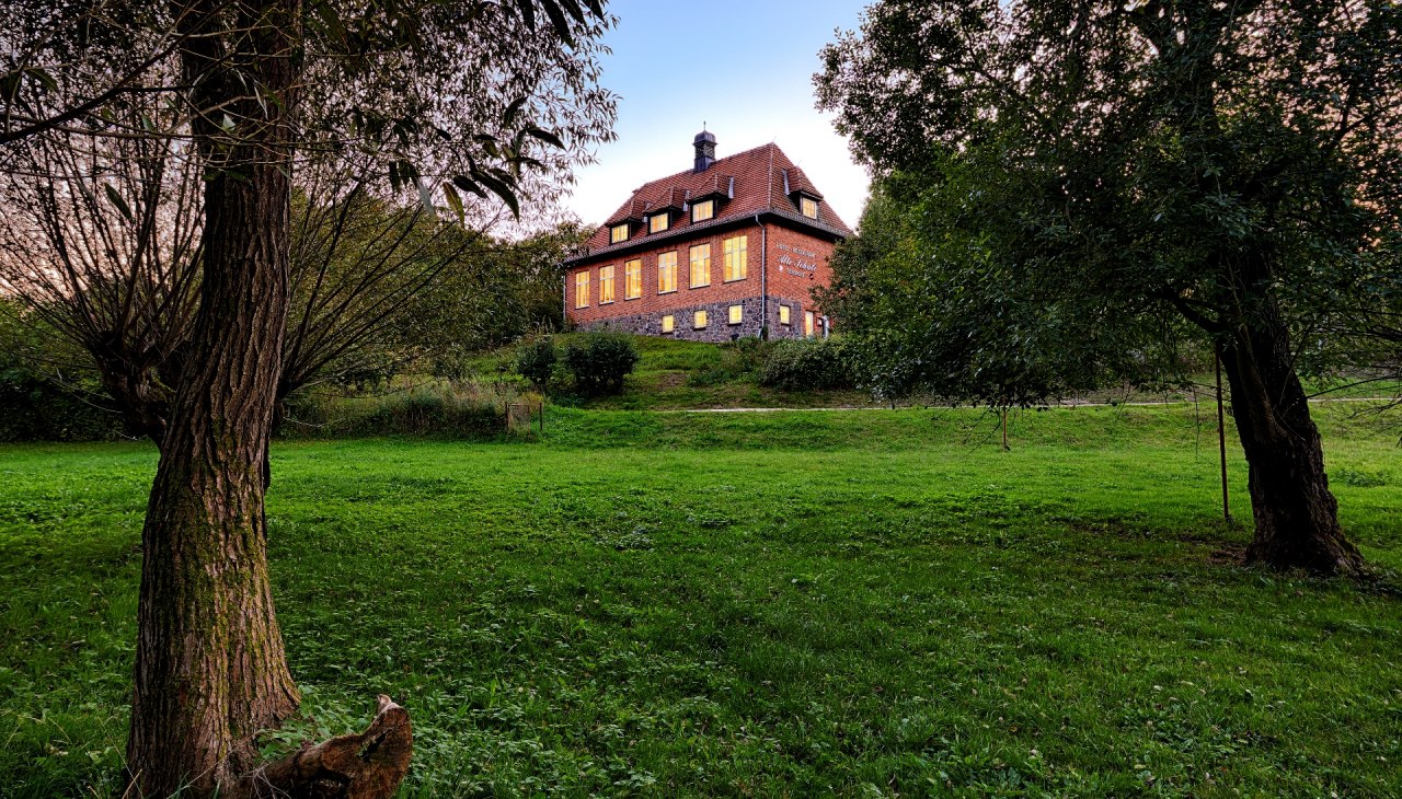 Das Hotel und Restaurant Alte Schule in Fürstenhagen mit Blick vom Dorfteich, © Roman Knie Das Hotel und Restaurant Alte Schule in Fürstenhagen mit Blick vom Dorfteich, © Roman Knie