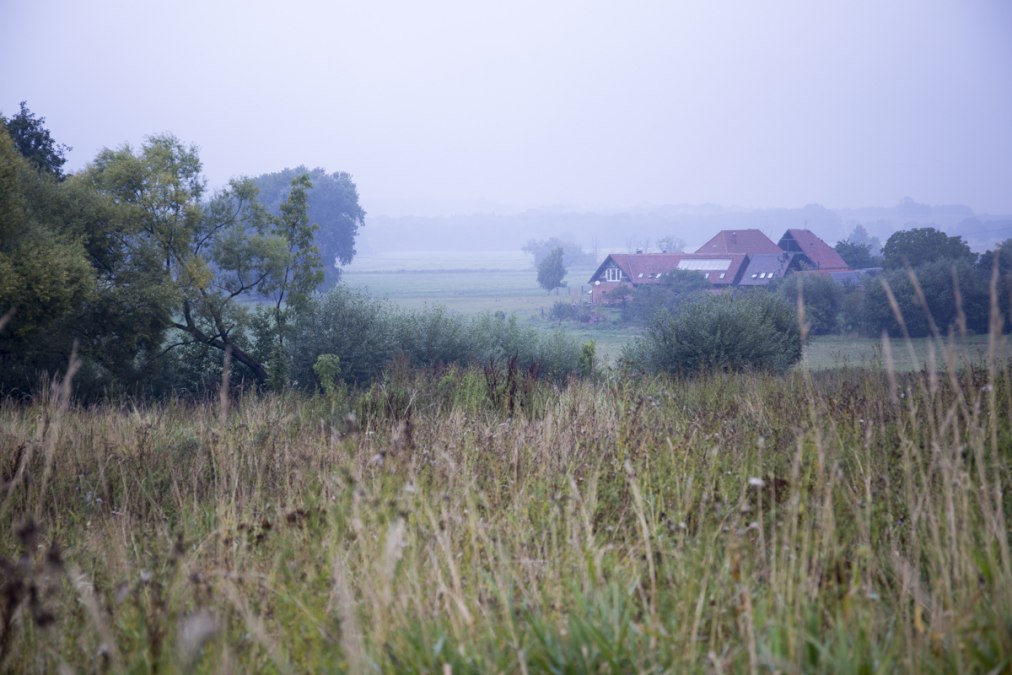Uitzicht op de projectboerderij vanuit Schlakendorf, &copy; Sarah Sandring