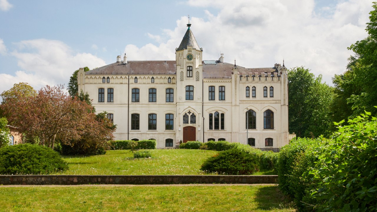 Herrenhaus Viecheln, erbaut 1869 im Neo-Gothischen Thurdor Stil // © Till Kleine-Möller Herrenhaus Viecheln, erbaut 1869 im Neo-Gothischen Thurdor Stil // © Till Kleine-Möller