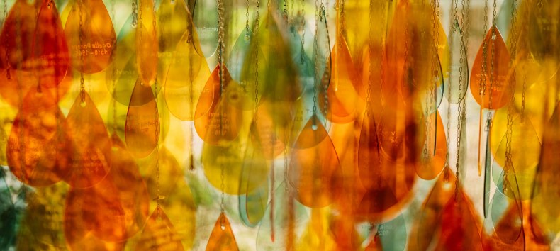 Künstlerische Installation zum Gedenken an die KZ-Inhaftierten auf dem Gelände des KZ-Außenlagers Neubrandenburg "Waldbau", © Christian Thiele Künstlerische Installation zum Gedenken an die KZ-Inhaftierten auf dem Gelände des KZ-Außenlagers Neubrandenburg "Waldbau", © Christian Thiele