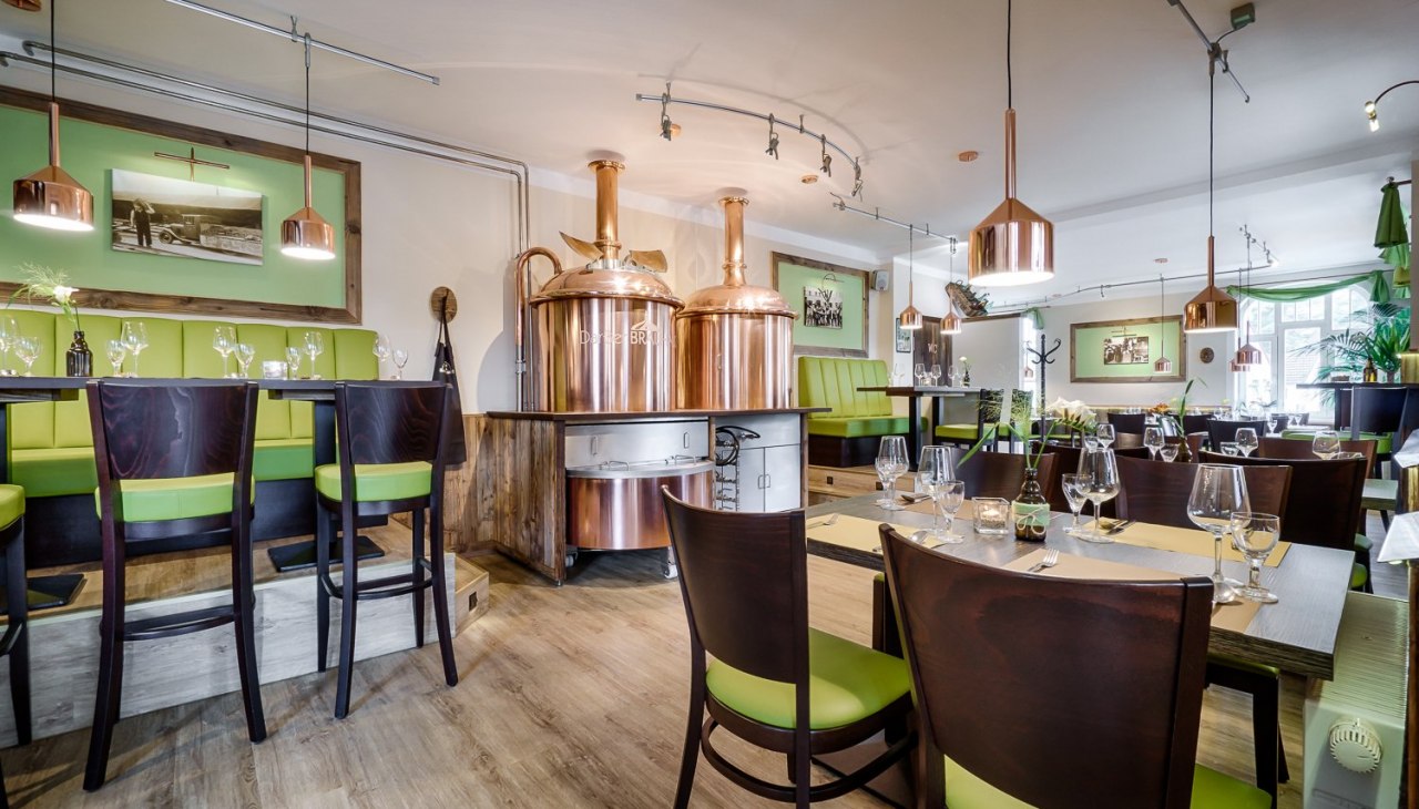 Genießen Sie ihre Speisen und Getränke in direkter Nachbarschaft zum kupferfarbenen Braukessel und in einem schönen und freundlichen Ambiente., © Darßer BRAUHAUS Genießen Sie ihre Speisen und Getränke in direkter Nachbarschaft zum kupferfarbenen Braukessel und in einem schönen und freundlichen Ambiente., © Darßer BRAUHAUS