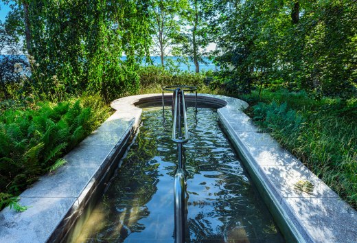 Wunderbares Wassertreten: In diesem Kneippbecken mit Meerblick in G&ouml;hren auf R&uuml;gen entspannt auch das Auge mit. // &copy; MV-T/Tiemann