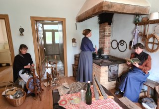 Anna, Jenny und Ute zeigen alltägliche Haus- und Hofarbeiten aus der Zeit um 1900 // © Fred-Ingo Pahl Anna, Jenny und Ute zeigen alltägliche Haus- und Hofarbeiten aus der Zeit um 1900 // © Fred-Ingo Pahl