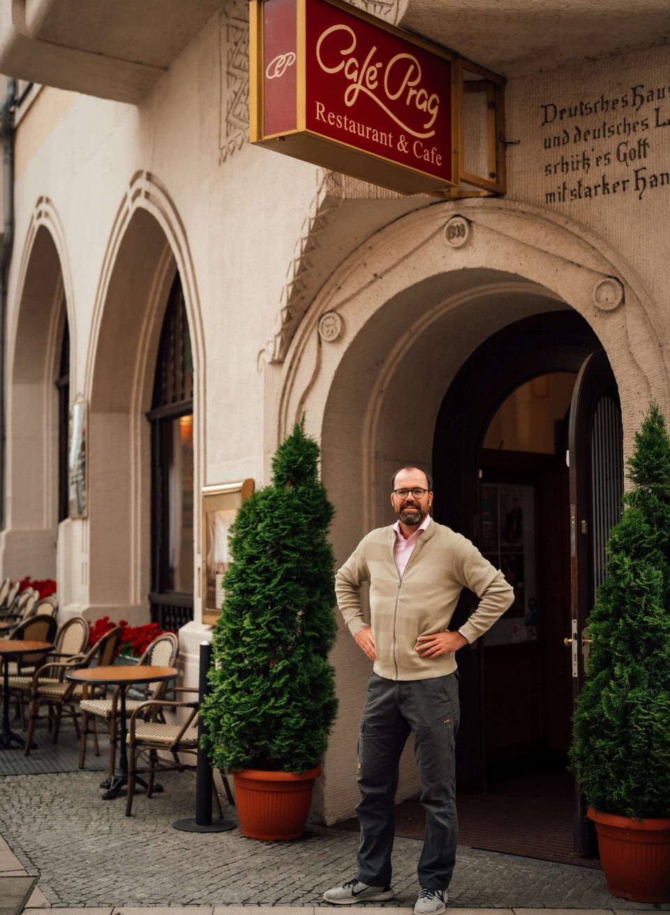 Thomas Hildebrandt foran Caf&eacute; Prag i Schwerin