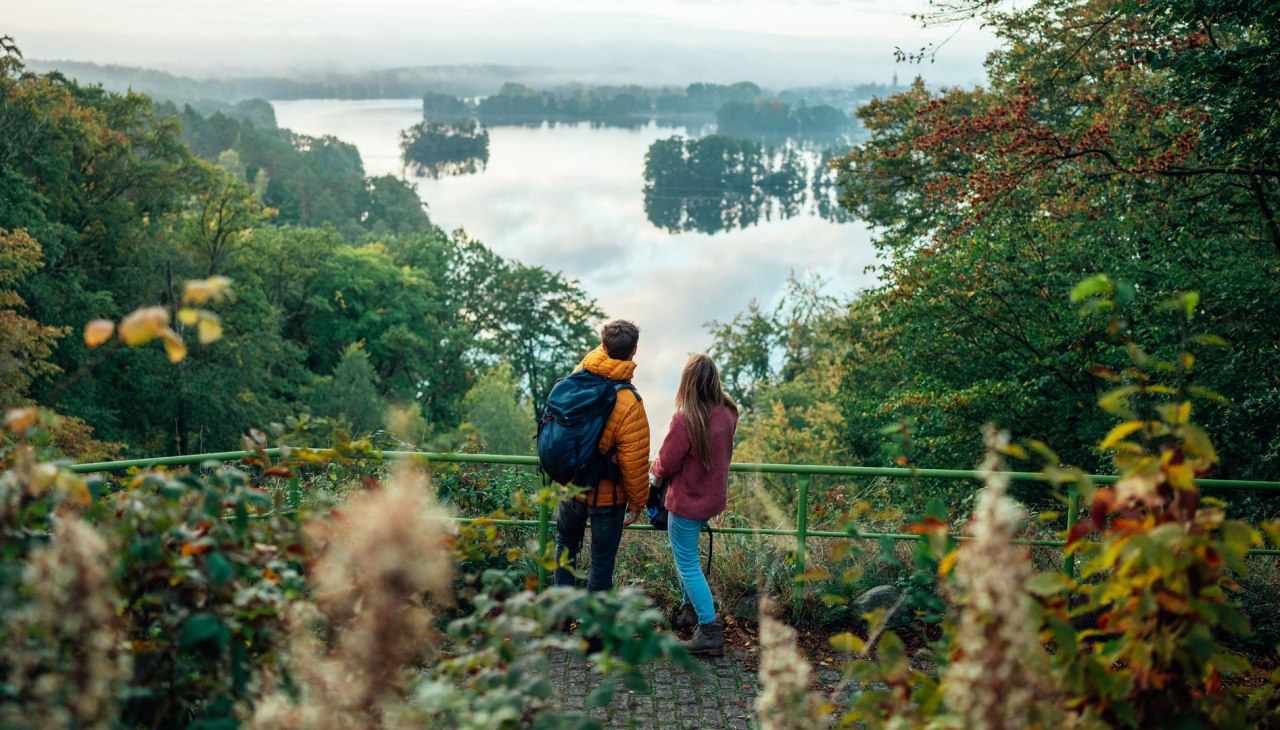 Wandern auf dem Naturparkweg am Aussichtspunkt Reiherberg bei Feldberg, © TMV/Gänsicke Wandern auf dem Naturparkweg am Aussichtspunkt Reiherberg bei Feldberg, © TMV/Gänsicke