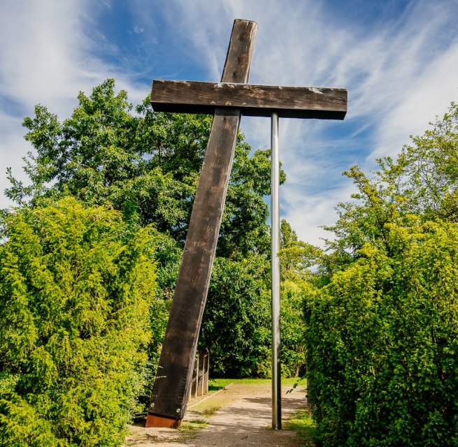 Gestütztes Kreuz am Eingang zur Mahn- und Gedenkstätte Fünfeichen, © Christian Thiele Gestütztes Kreuz am Eingang zur Mahn- und Gedenkstätte Fünfeichen, © Christian Thiele