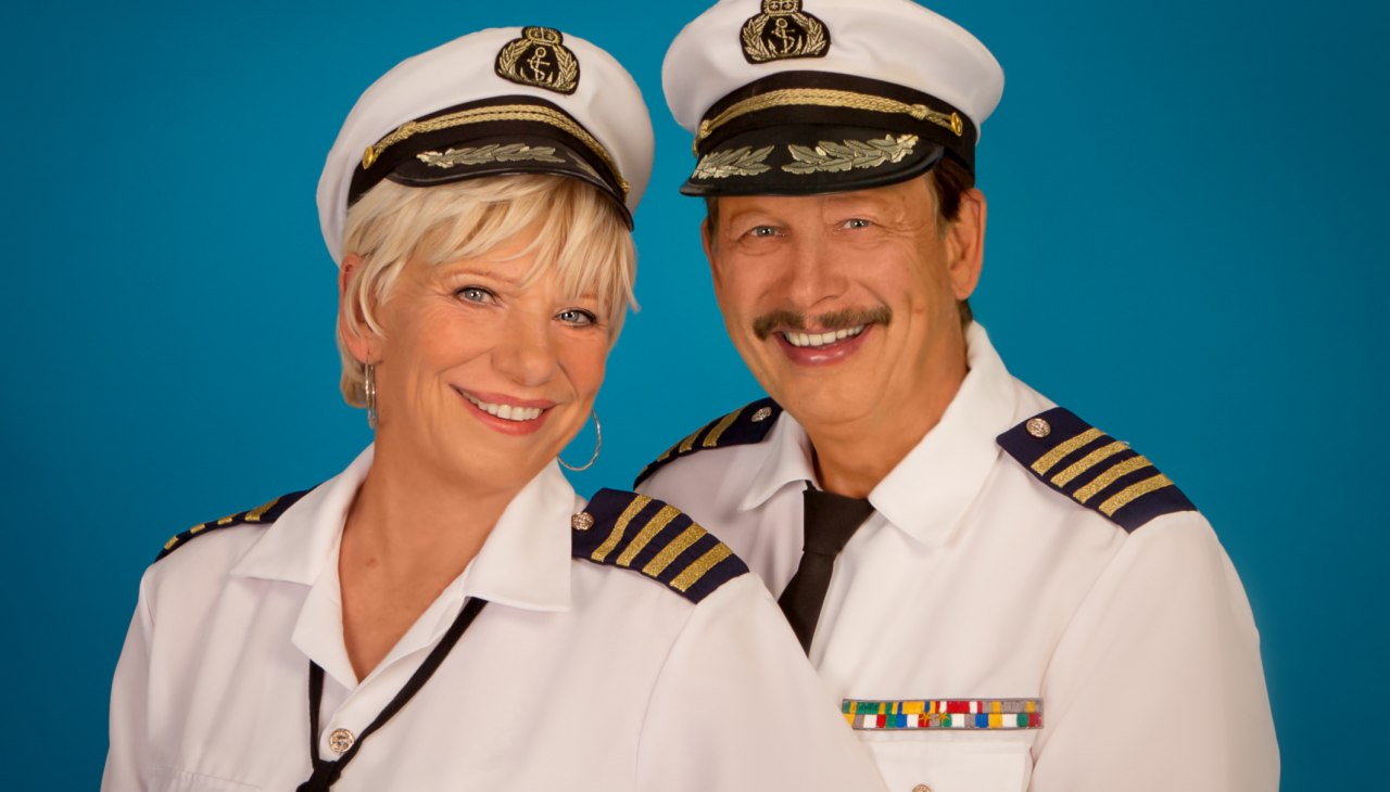 Jo & Josephine - Livemusik, © Jo_Josephine_Zwei_Kapitäne_auf_Schlagertour_erh_081225.jpg Jo & Josephine - Livemusik, © Jo_Josephine_Zwei_Kapitäne_auf_Schlagertour_erh_081225.jpg