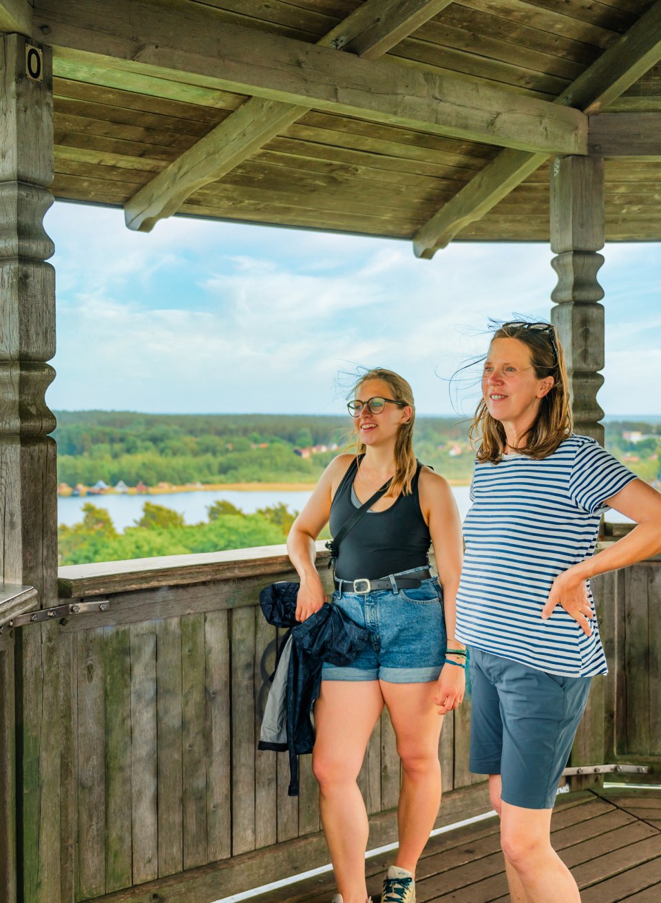 Moeder en dochter kijken uit over de natuur vanaf de uitkijktoren van Krakau