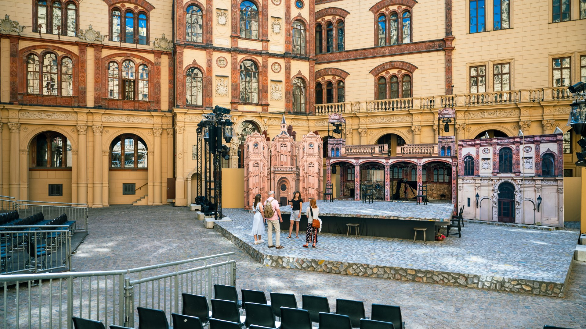 Theater-Guide Tina Koball erkl&auml;rt, was im Sommer auf dem Programm steht: Shakespeares &bdquo;Wie es euch gef&auml;llt&ldquo;., &copy; TMV/Tiemann