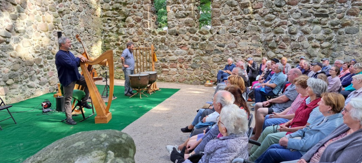 Open-Air Konzert in der Kirchruine Dambeck // © Scherfig-Dreese Open-Air Konzert in der Kirchruine Dambeck // © Scherfig-Dreese