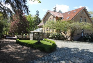 Hotelansicht // &copy; Schl&ouml;sschen Sundische Wiese