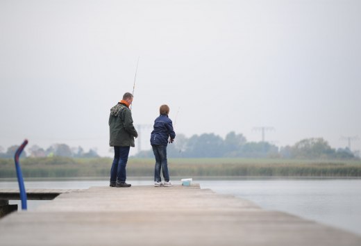 Vader en zoon vissen samen op het Eixenmeer in het district Vorpommern-R&uuml;gen. // &copy; MV-T/Foto@Andreas-Duerst.de