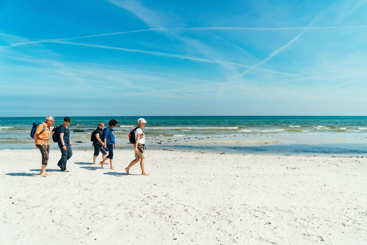 Wanderer am Prerower Ostseestrand // © MV-T/Petermann Wanderer am Prerower Ostseestrand // © MV-T/Petermann